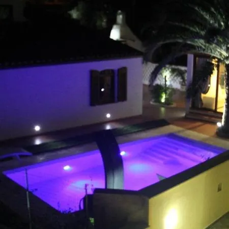 Gilda Con Depandace Piscina E Giardino Villa